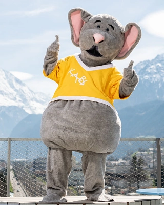 Maskotchen KABI des KABI-Kontos steht auf der Dachterrasse der UKB am Hauptsitz in Altdorf.